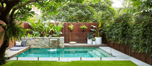 jardin aménagé avec piscine