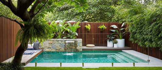 jardin aménagé avec piscine